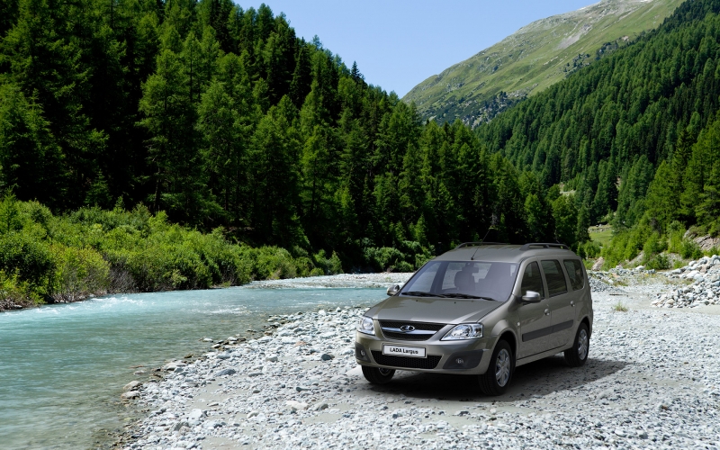 Lada Largus на горной дороге, вид спереди